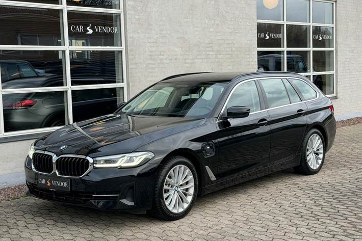 Sort BMW 530e fra 2021