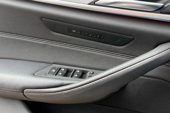 Sort BMW 530e fra 2021