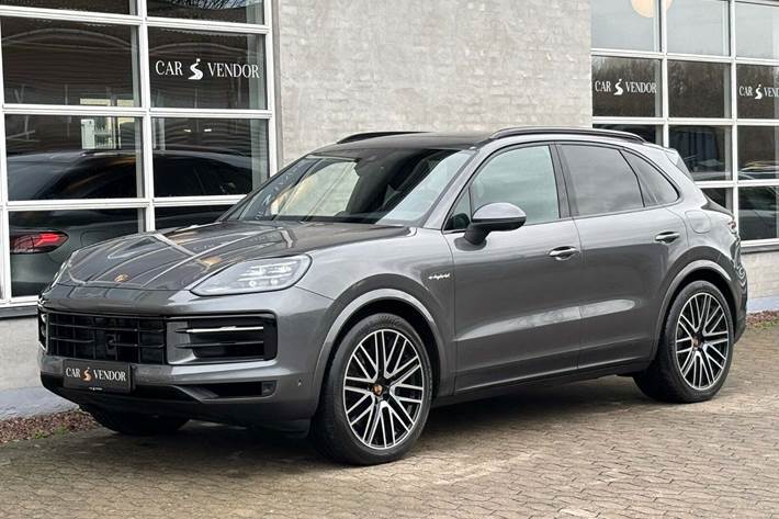 Grå Porsche Cayenne fra 2025