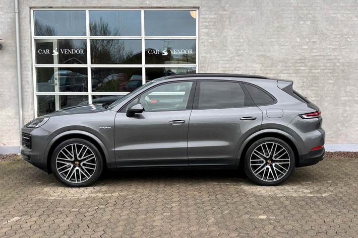 Grå Porsche Cayenne fra 2025
