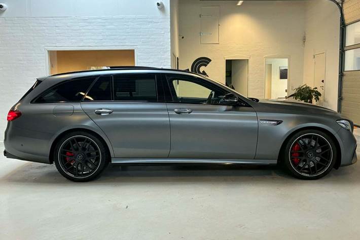 Grå Mercedes E63 fra 2018