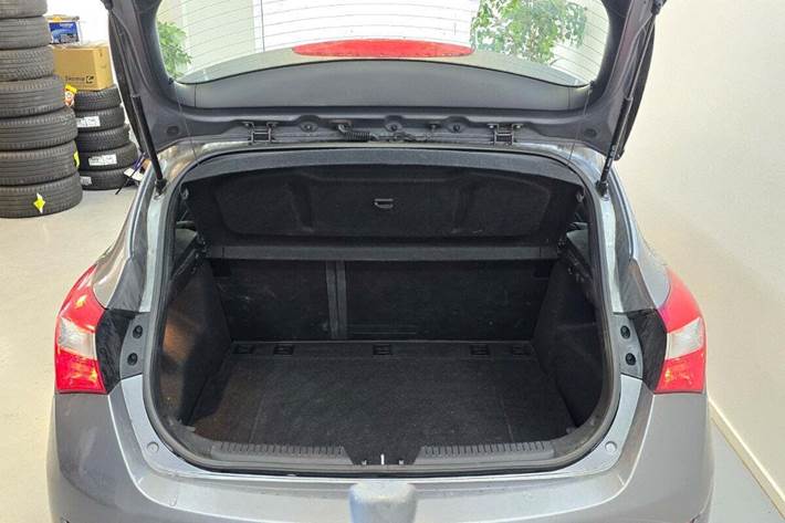 Grå Hyundai i30 fra 2015