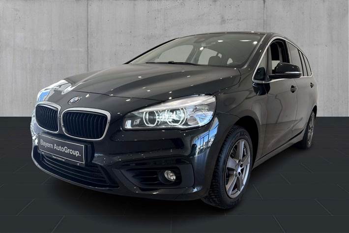 Sort BMW 218i fra 2018 set udefra