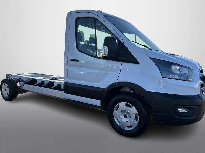 Hvid Ford E-Transit 350 L3 Chassis fra 2025 set udefra