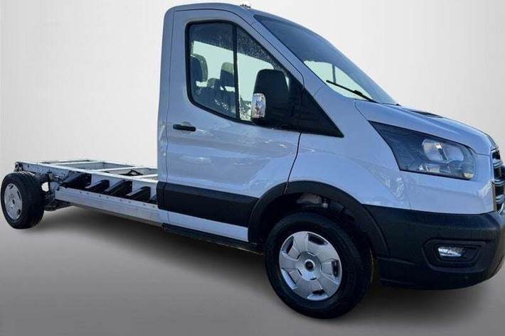 Hvid Ford E-Transit 350 L3 Chassis fra 2025 set udefra