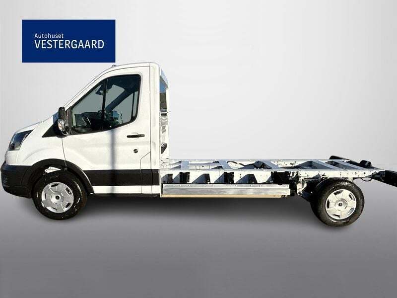 Hvid Ford E-Transit 350 L3 Chassis fra 2025 set udefra
