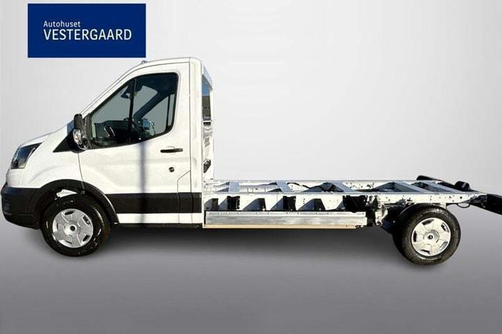 Hvid Ford E-Transit 350 L3 Chassis fra 2025 set udefra