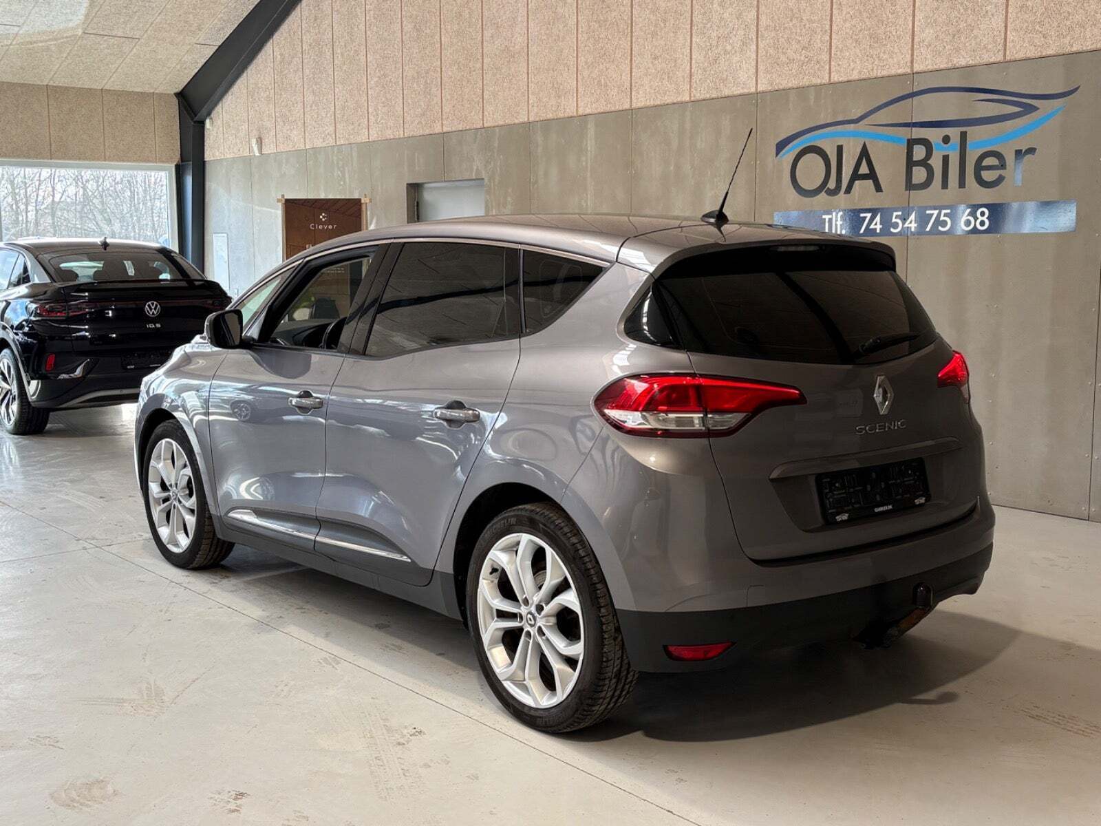Grå Renault Scenic IV fra 2017