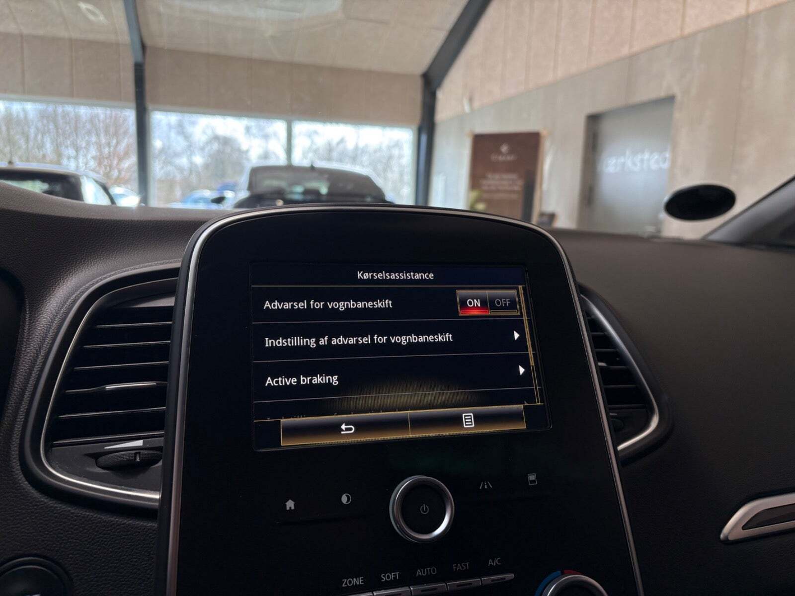 Grå Renault Scenic IV fra 2017