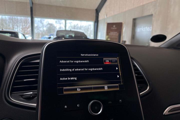 Grå Renault Scenic IV fra 2017