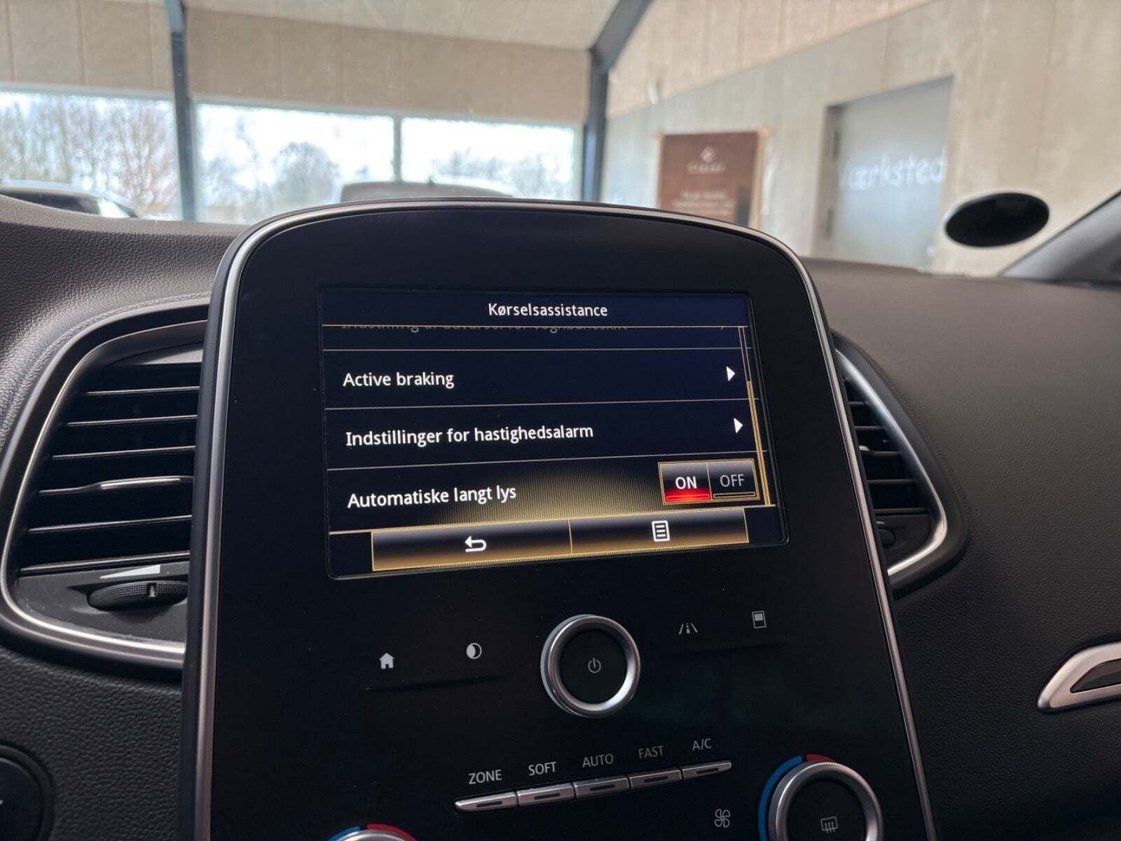 Grå Renault Scenic IV fra 2017