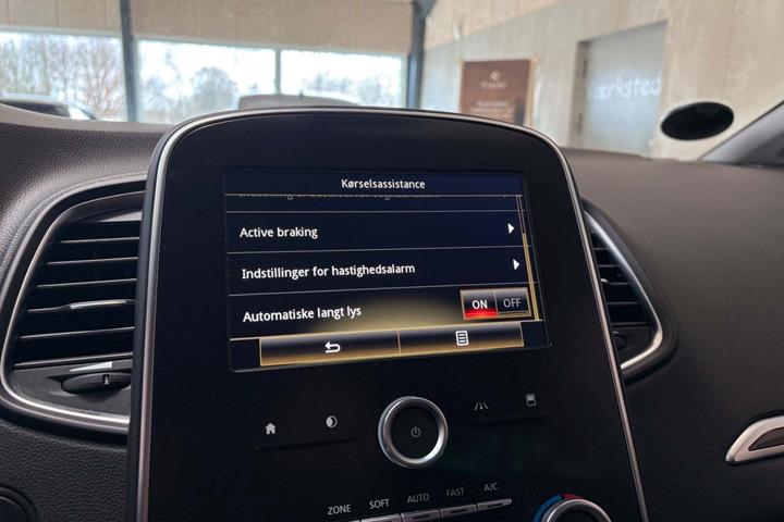 Grå Renault Scenic IV fra 2017