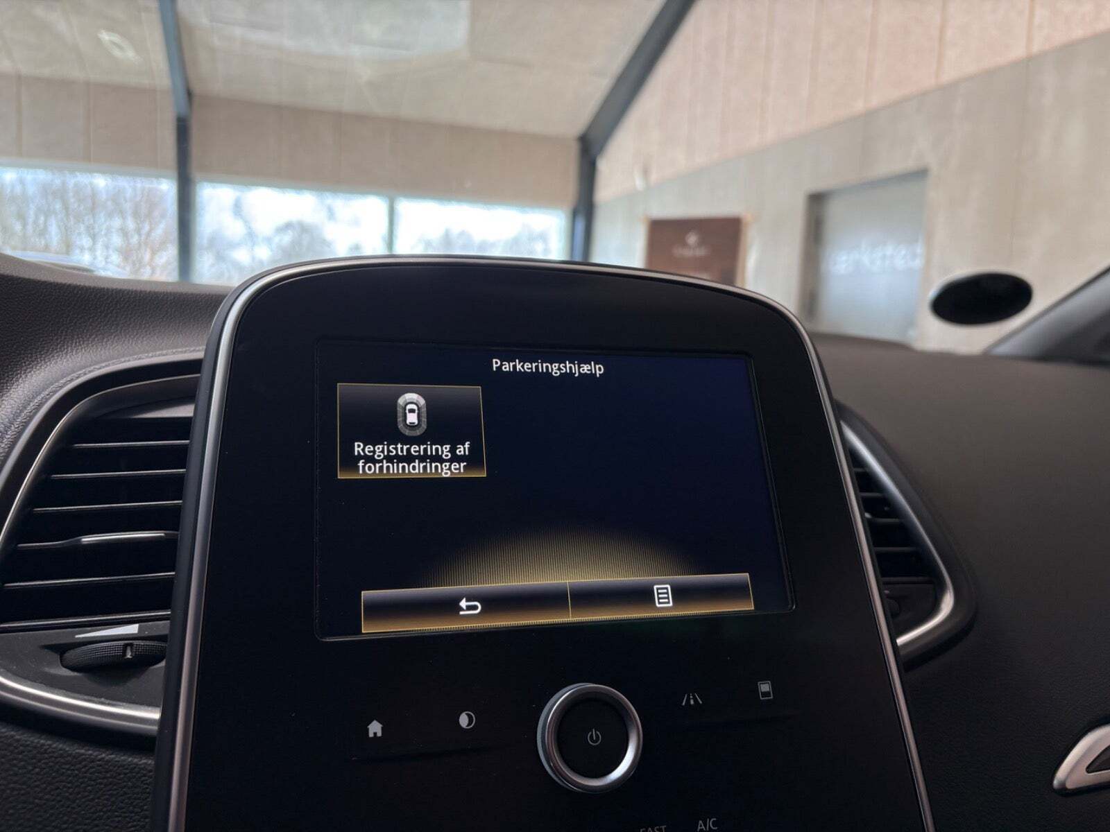 Grå Renault Scenic IV fra 2017