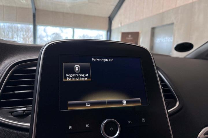Grå Renault Scenic IV fra 2017