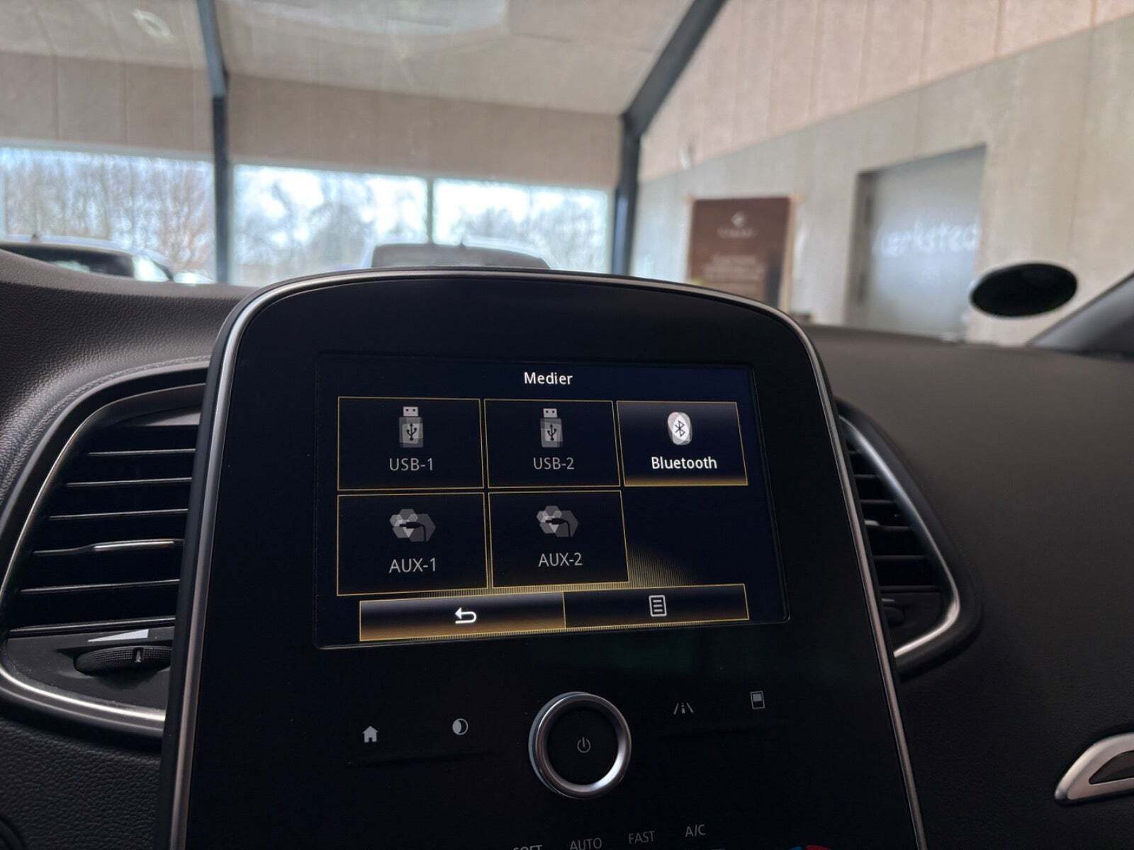 Grå Renault Scenic IV fra 2017