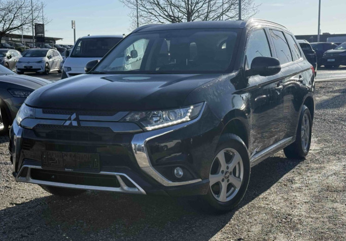 Mitsubishi Outlander 2,4 PHEV Invite CVT 4WD