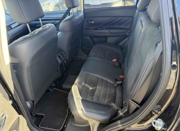 Mitsubishi Outlander 2,4 PHEV Invite CVT 4WD