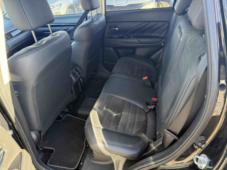 Mitsubishi Outlander 2,4 PHEV Invite CVT 4WD