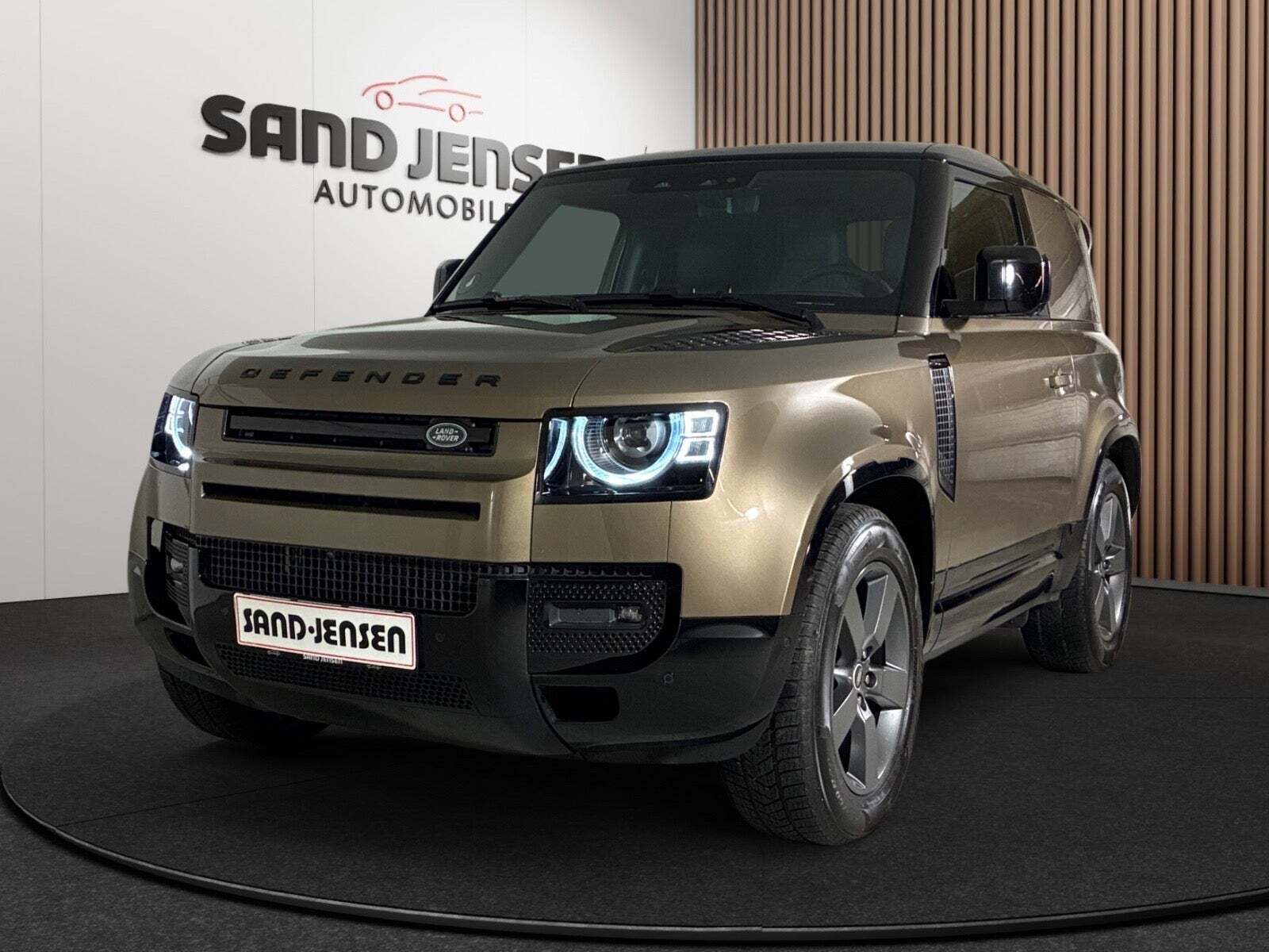 Gul Land Rover Defender 90 fra 2025