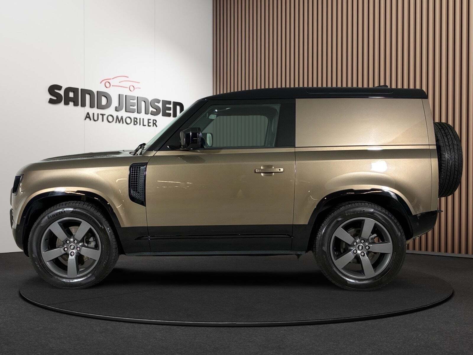 Gul Land Rover Defender 90 fra 2025