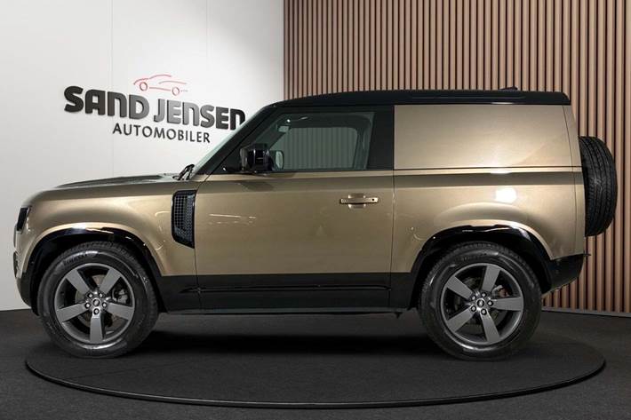 Gul Land Rover Defender 90 fra 2025