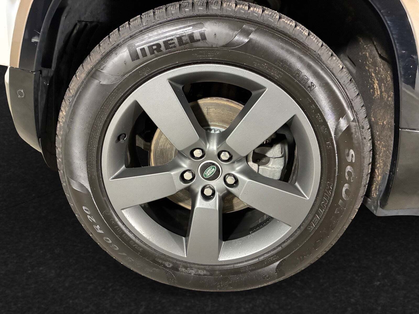 Gul Land Rover Defender 90 fra 2025