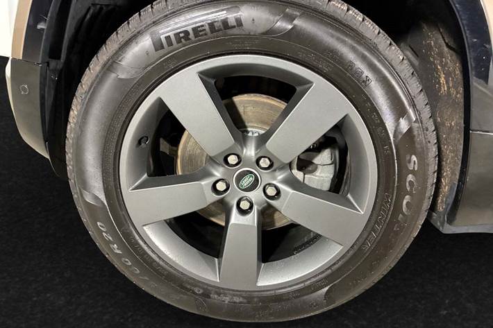 Gul Land Rover Defender 90 fra 2025