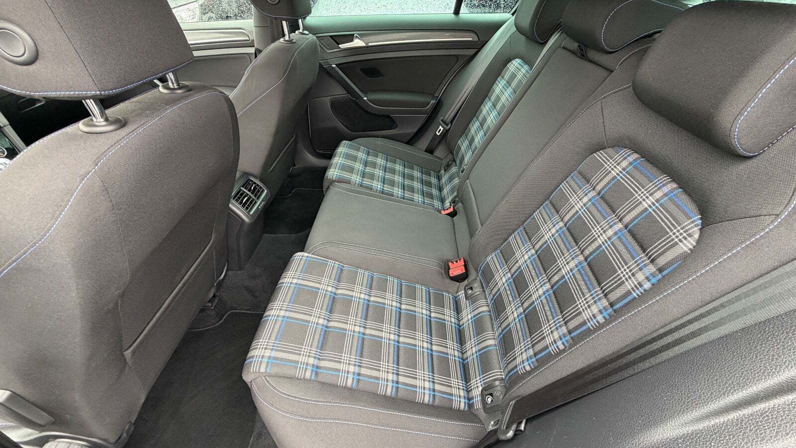 Hvid VW Golf VII fra 2017