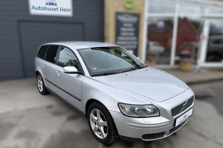 Sølv Volvo V50 fra 2004 set udefra