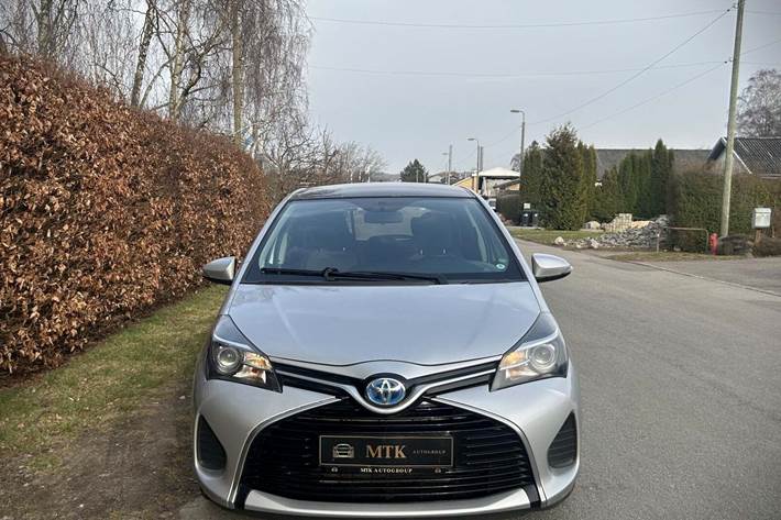 Sølv Toyota Yaris fra 2015