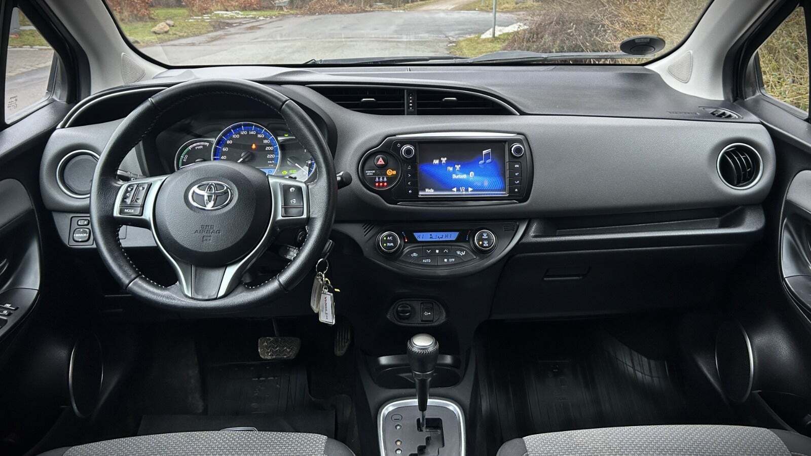 Sølv Toyota Yaris fra 2015