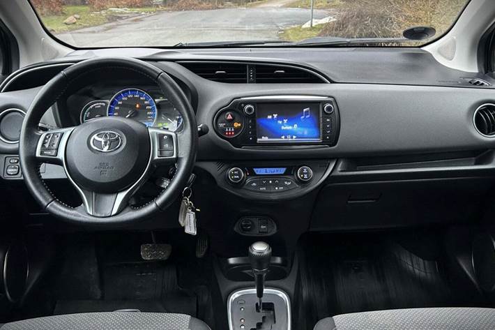 Sølv Toyota Yaris fra 2015