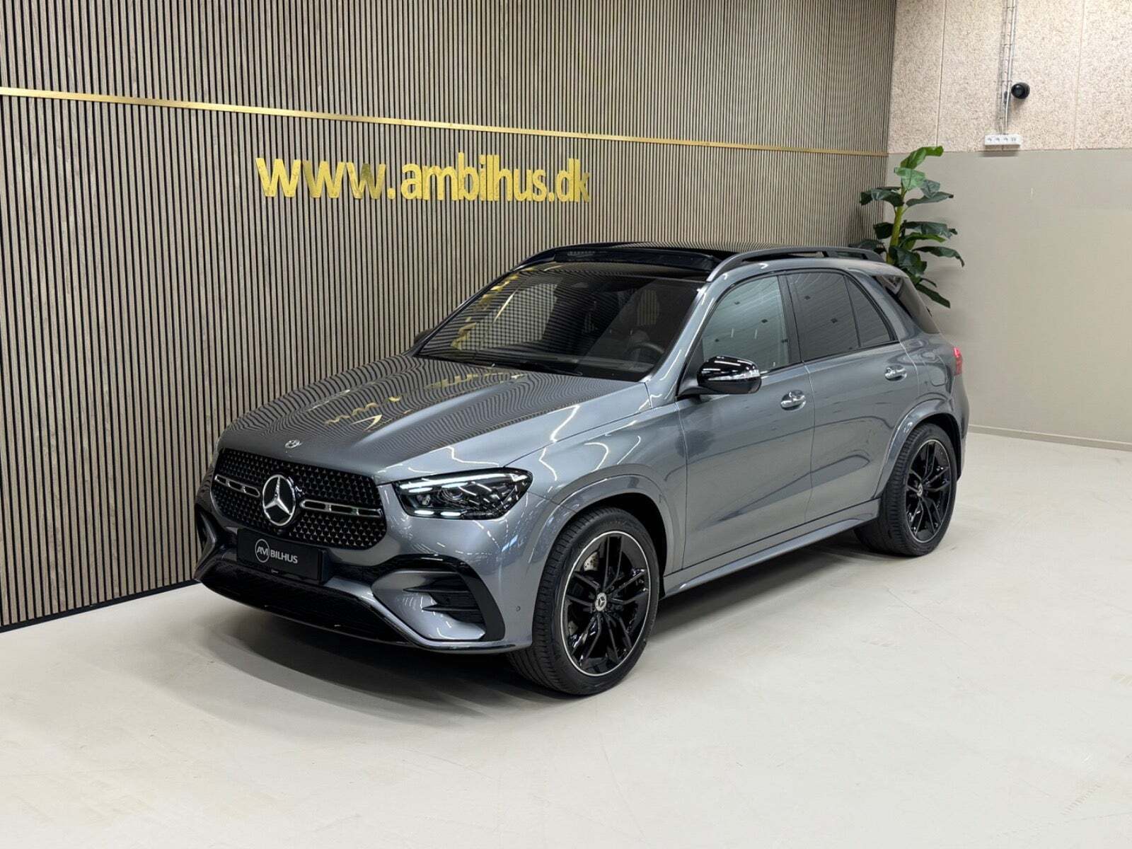 Grå Mercedes GLE350 de fra 2025 set udefra