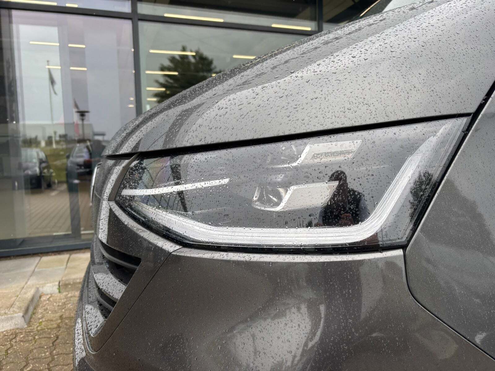 Grå VW Transporter fra 2025