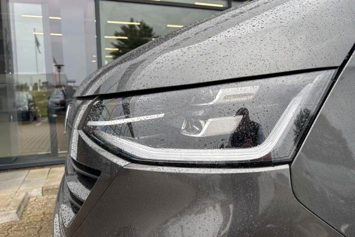 Grå VW Transporter fra 2025