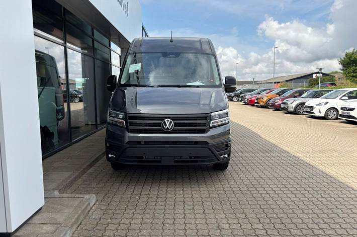 Grå VW Crafter 35 fra 2025
