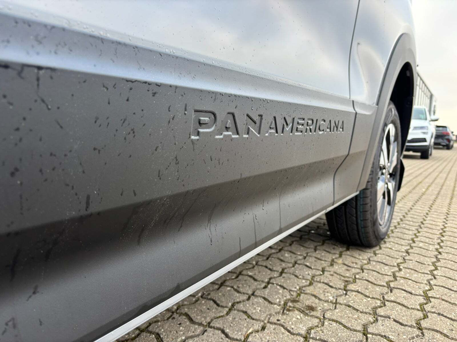 Grå VW Transporter fra 2025