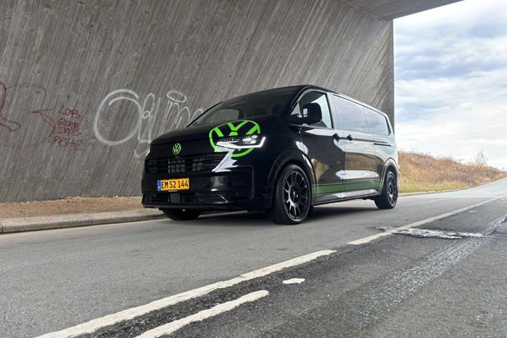 Sort VW Transporter fra 2025