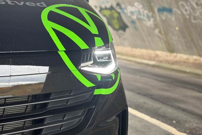 Sort VW Transporter fra 2025