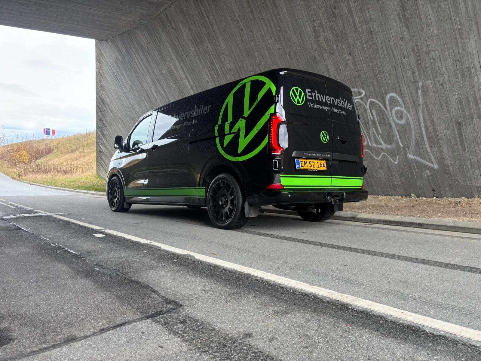 Sort VW Transporter fra 2025