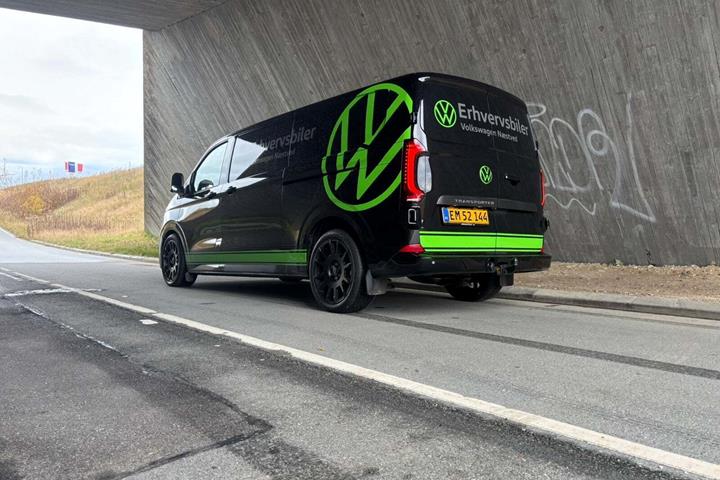 Sort VW Transporter fra 2025