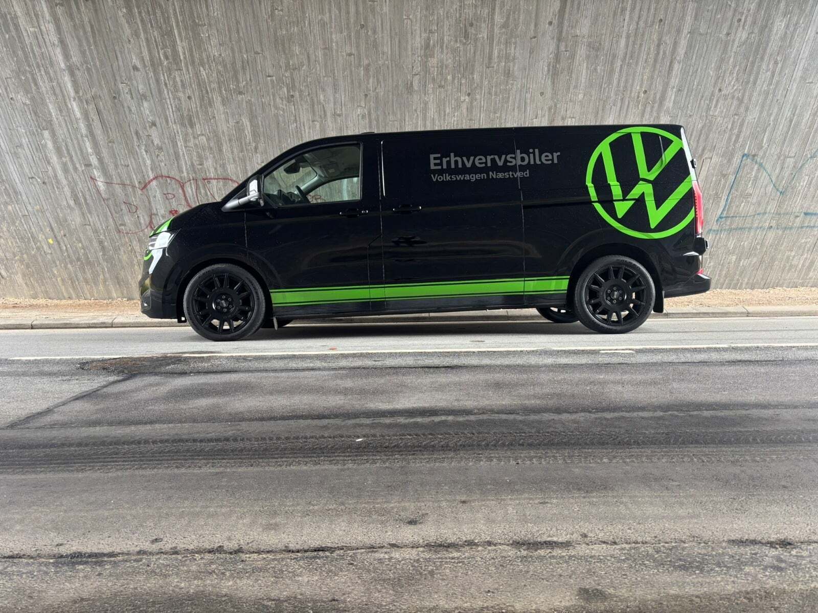 Sort VW Transporter fra 2025