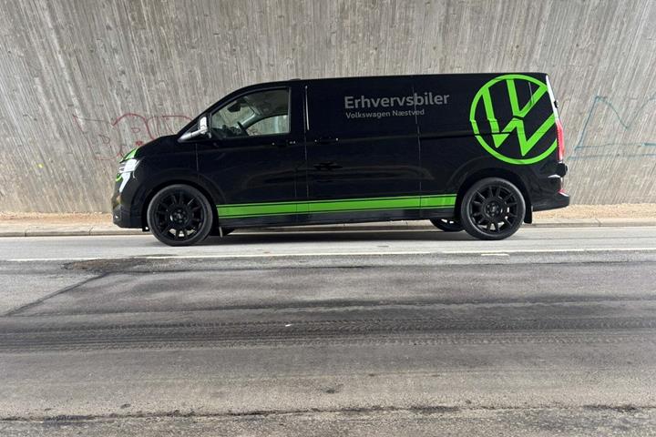 Sort VW Transporter fra 2025