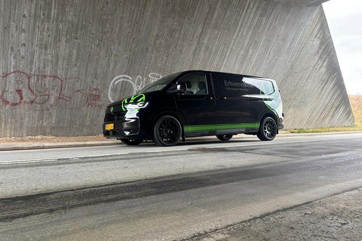 Sort VW Transporter fra 2025