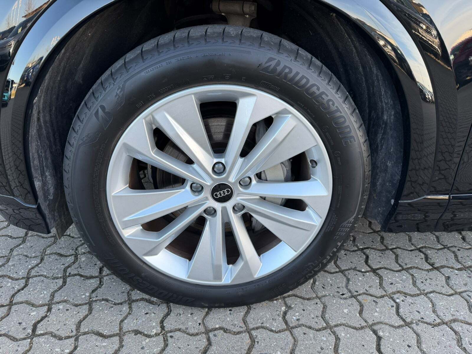 Sort Audi Q6 e-tron fra 2025