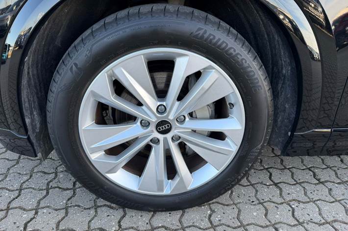 Sort Audi Q6 e-tron fra 2025