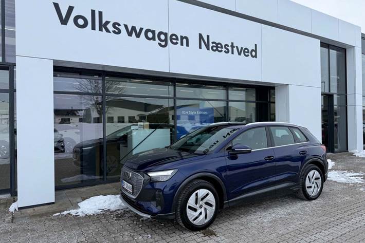 Blå Audi Q4 e-tron fra 2024
