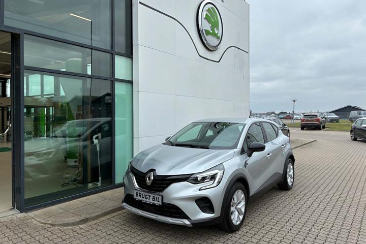 Sølv Renault Captur fra 2021 set udefra