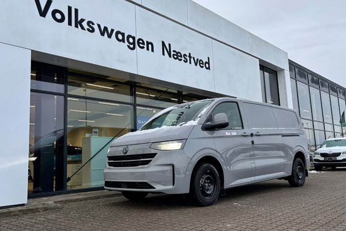 Grå VW Transporter fra 2025