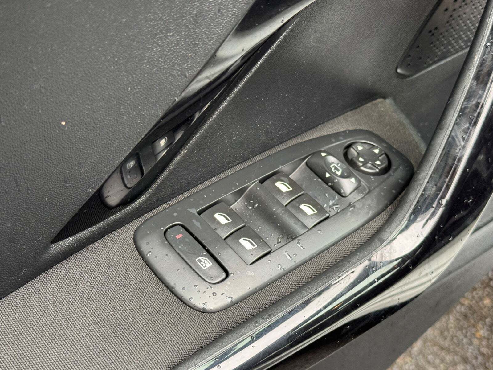 Hvid Peugeot 208 fra 2016